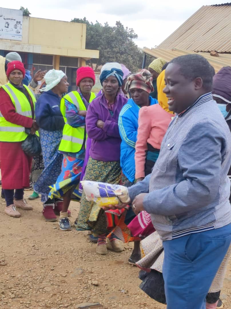 Councillor donates to volunteer street cleaners