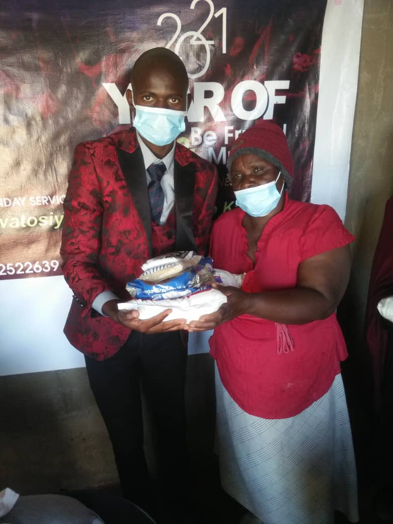 Apostle Rangarirayi Hungwe donates food hampers to the elderly in Hopley